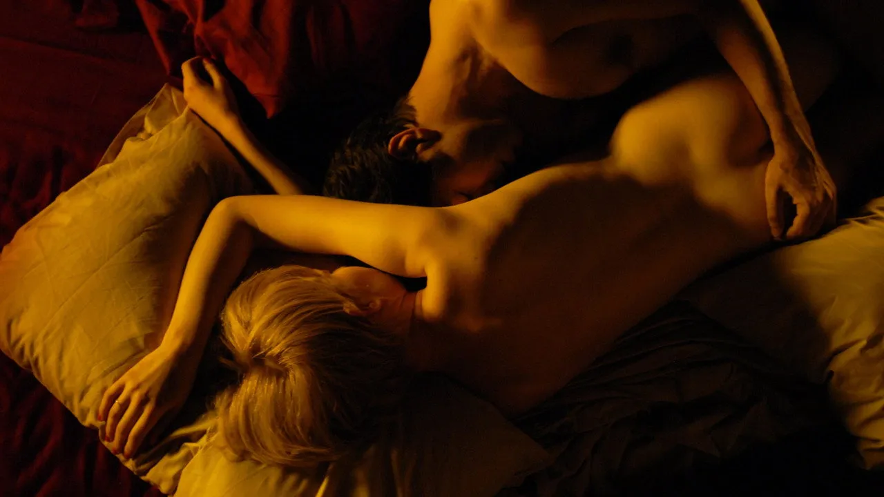 Come Undone (2010) दृश्य