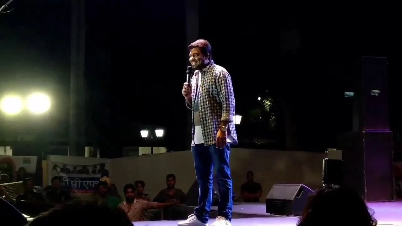Zakir Khan: Haq Se Single (2017) दृश्य